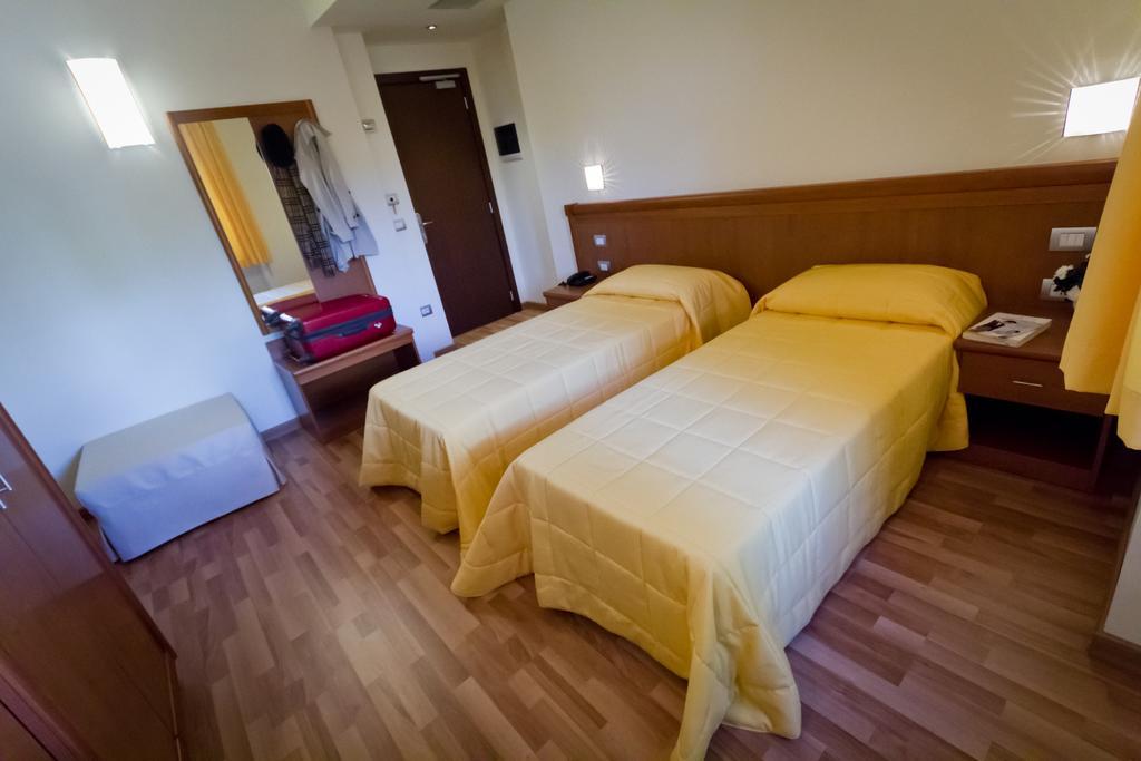 Hotel Donnini อัสซิซี ห้อง รูปภาพ